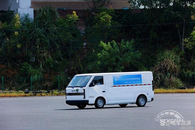 民物流车鑫源E3L荣膺多项大奖AYX爱游戏APP龚大兴打造国(图2)