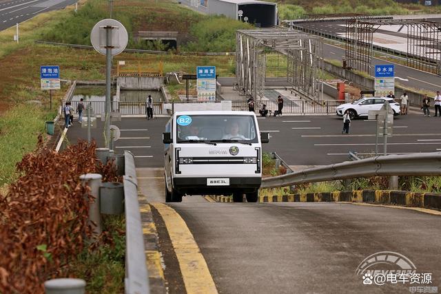 民物流车鑫源E3L荣膺多项大奖AYX爱游戏APP龚大兴打造国(图3)
