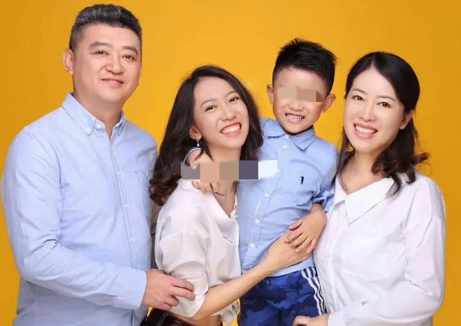 扒出“4人全家福”网友：看着关系融洽爱游戏(ayx)蒋雨融刚说父亲渣就被(图6)