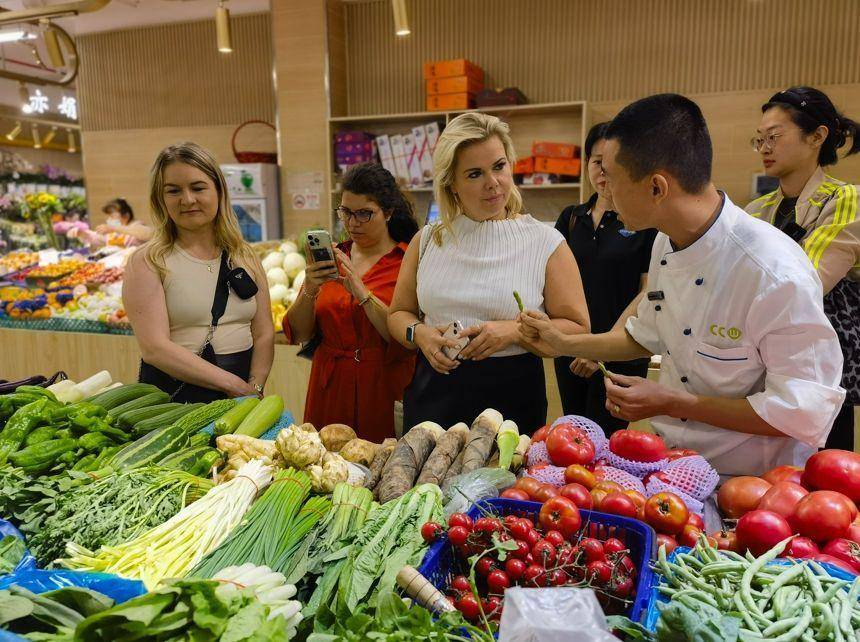 ayx爱游戏app体育官方半月谈丨2025人间烟火流量燃旺人气经济(图3)