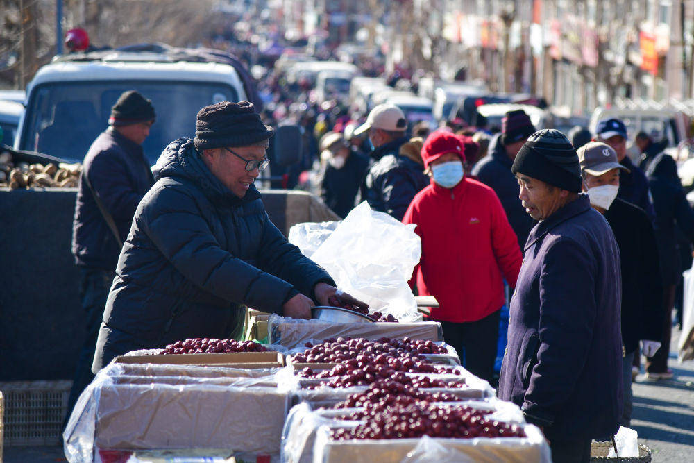 ayx爱游戏app体育官方半月谈丨2025人间烟火流量燃旺人气经济(图4)