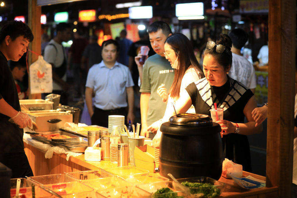 ayx爱游戏app体育官方半月谈丨2025人间烟火流量燃旺人气经济(图5)