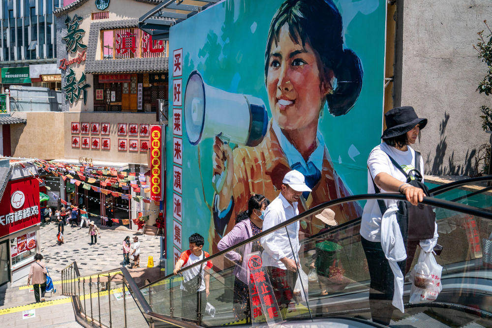 ayx爱游戏app体育官方半月谈丨2025人间烟火流量燃旺人气经济(图6)