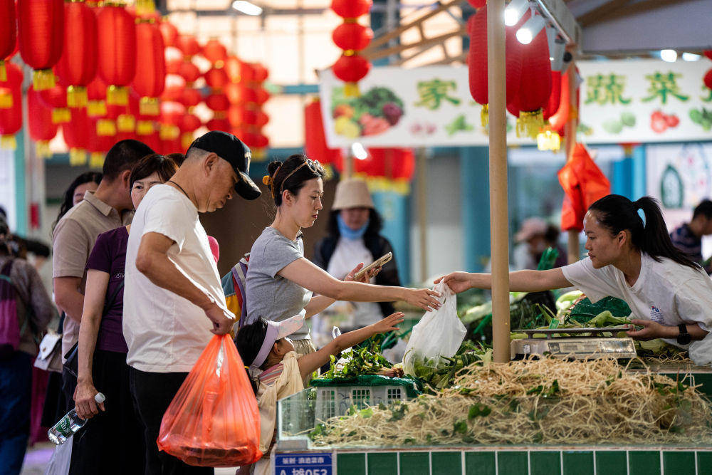 ayx爱游戏app体育官方半月谈丨2025人间烟火流量燃旺人气经济(图8)